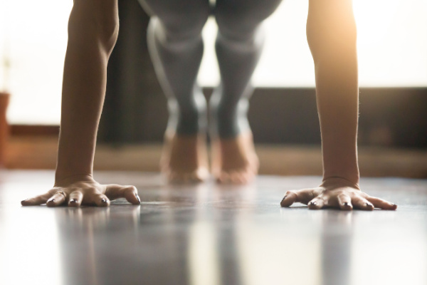 Ung kvinna övar yoga