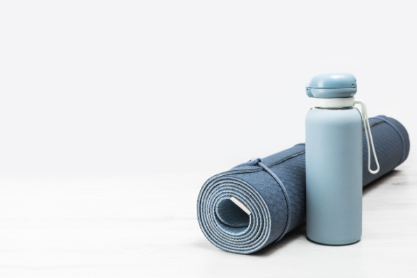 yogamatta och vattenflaska